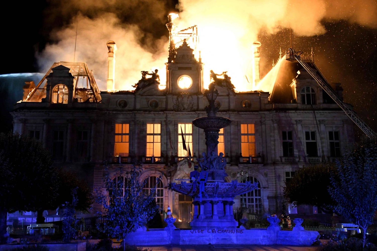  Mass protests in France spiral into worst riots in years  — Japan Times