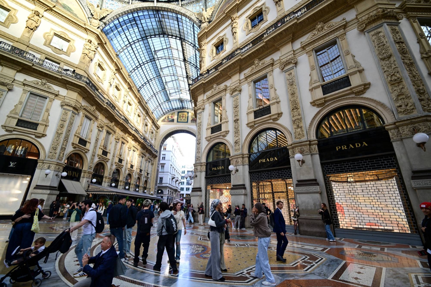  Milan luxury shops close for fear of new unrest as government prepares to deploy troops  — Japan Times