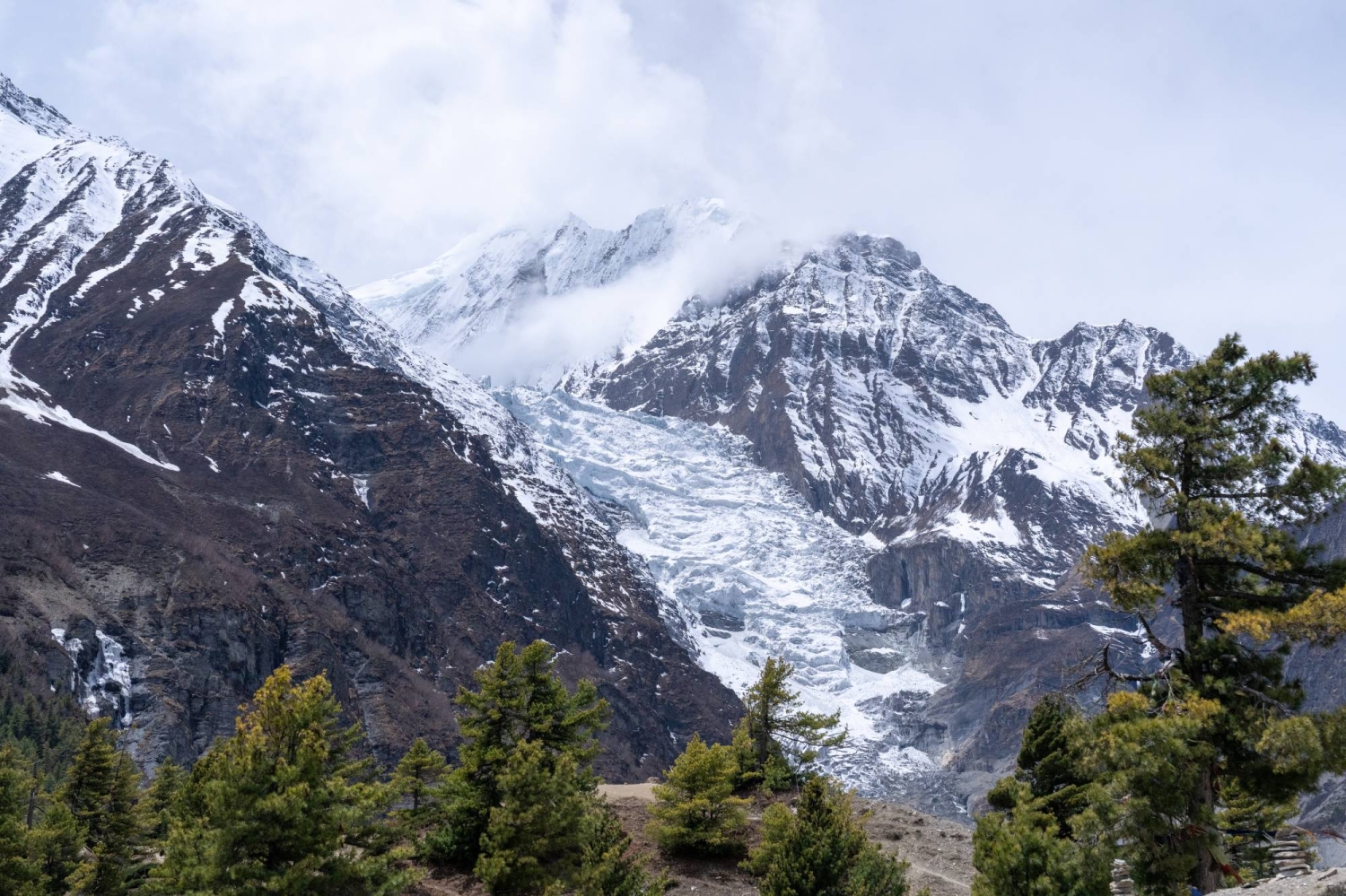  Two Japanese climbers die on remote Himalayan peak in Nepal  — Japan Times