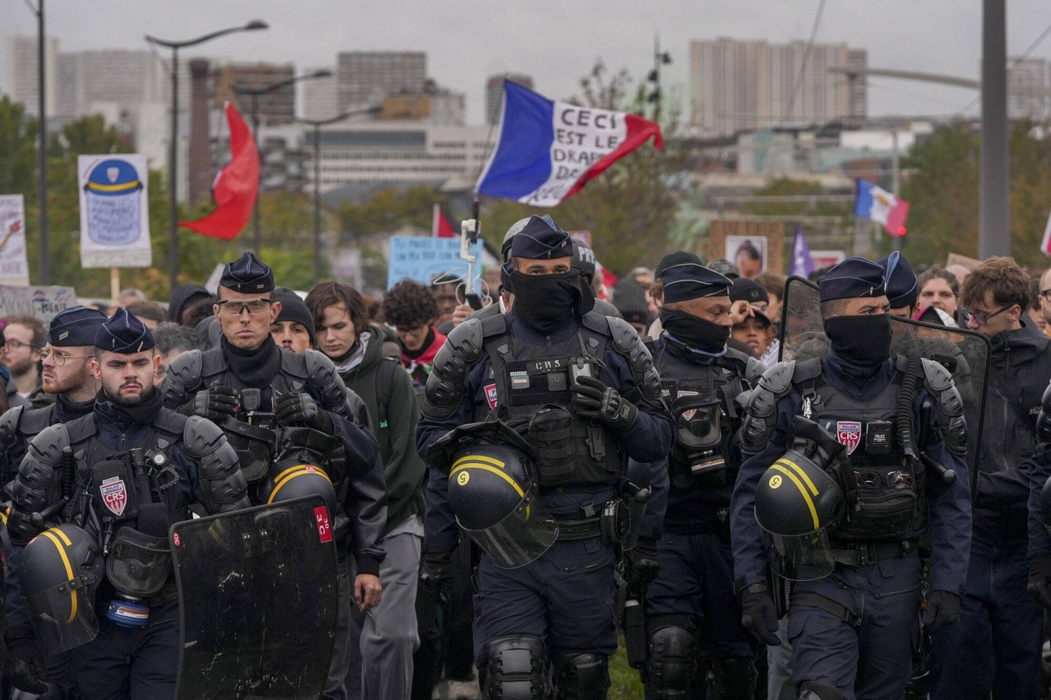  France dodges rerun of looting and riots at protests  — Japan Times