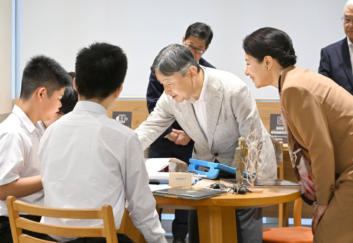Emperor Naruhito and Empress Masako meet students at braille library in Kochi — Tokyo Arts news