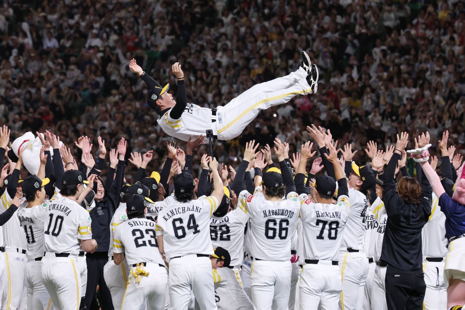  Hawks complete sweep against BayStars to repeat as Japan Series champions  — Japan Times