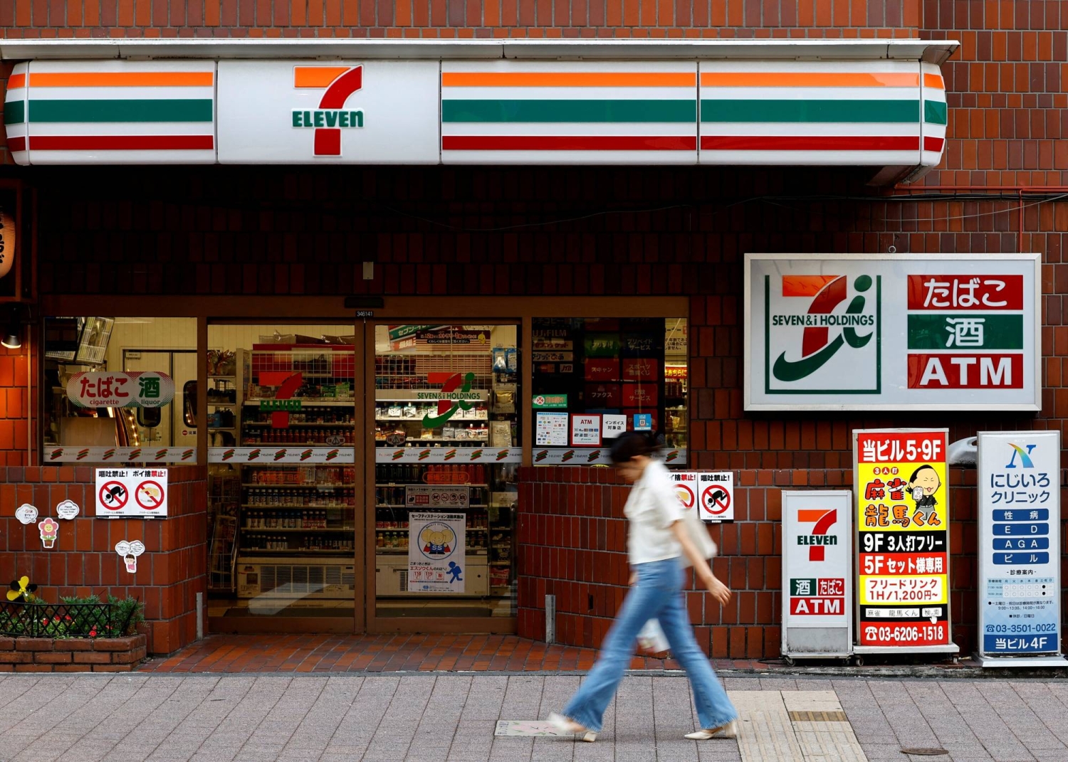  Japan’s beleaguered shoppers are a worry for convenience stores and the economy  — Japan Times